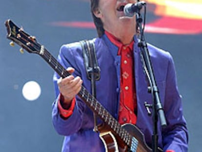 Paul McCartney, durante su actuación en el Festival de Glastonbury.