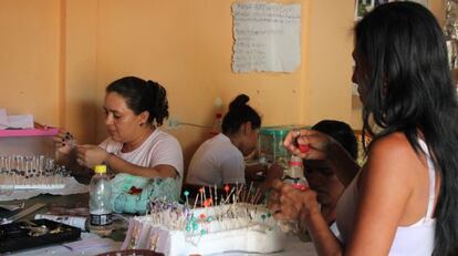 Varias mujeres fabrican piezas de artesanía en los talleres de Chureca.