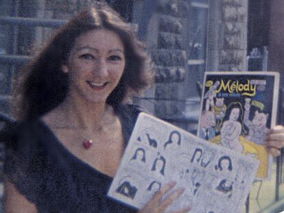 Sylvie Rancourt posando junto a sus cómics.