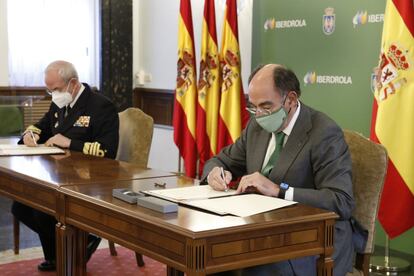 
El presidente de Iberdrola, Ignacio Galán, y el Jefe del Estado Mayor de la Defensa, Teodoro E. López Calderón, firmaron este jueves un acuerdo de colaboración con el objetivo de desarrollar programas de investigación y formación.