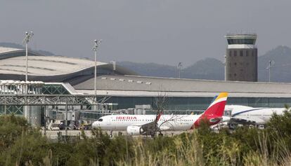 Un avión de Iberia en el aeropuerto de El Prat.