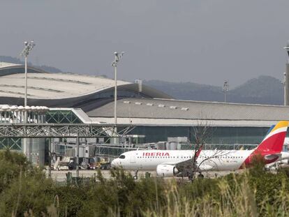 Un avión de Iberia en el aeropuerto de El Prat.