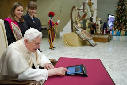 El papa Benedicto XVI, el d&iacute;a que us&oacute; un iPad para emitir aquel hist&oacute;rico primer tuit personal el 12 de diciembre de 2012