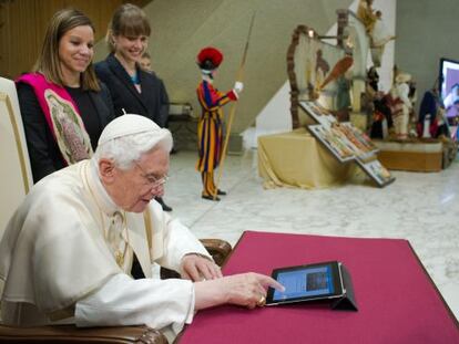 El papa Benedicto XVI, el día que usó un iPad para emitir aquel histórico primer tuit personal el 12 de diciembre de 2012