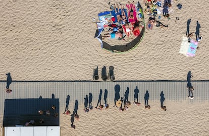 Wladyslawowo, una de las playas más concurridas de Polonia, a principios de este verano.
<br><br>
Kacper Kowalski, subido a su parapente y cámara en mano, retrata ese paisaje humano frente al líquido elemento. En estos meses de julio y agosto también ha capturado escenas que han generado polémica en su país por la nula distancia de seguridad interpersonal que ha detectado en alguna de las playas más concurridas de Polonia. Testigo incómodo desde el cielo, sus vuelos también cazan lo que muchos prefieren que no se vea.