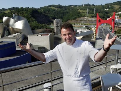 Martín Berasategui ayer en el restaurante Doma, con el Museo Guggenheim de fondo.