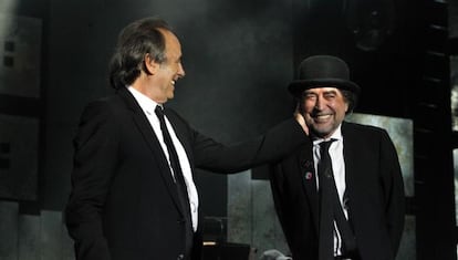 Serrat y Sabina durante el concierto.