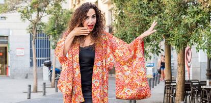 Cristina Rodríguez, con kimono de Amores Eternos y zapatos de Lola Cruz, en una calle de Madrid.