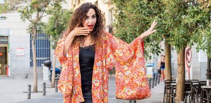 Cristina Rodr&iacute;guez, con kimono de Amores Eternos y zapatos de Lola Cruz, en una calle de Madrid. 