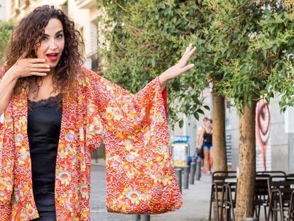 Cristina Rodr&iacute;guez, con kimono de Amores Eternos y zapatos de Lola Cruz, en una calle de Madrid. 