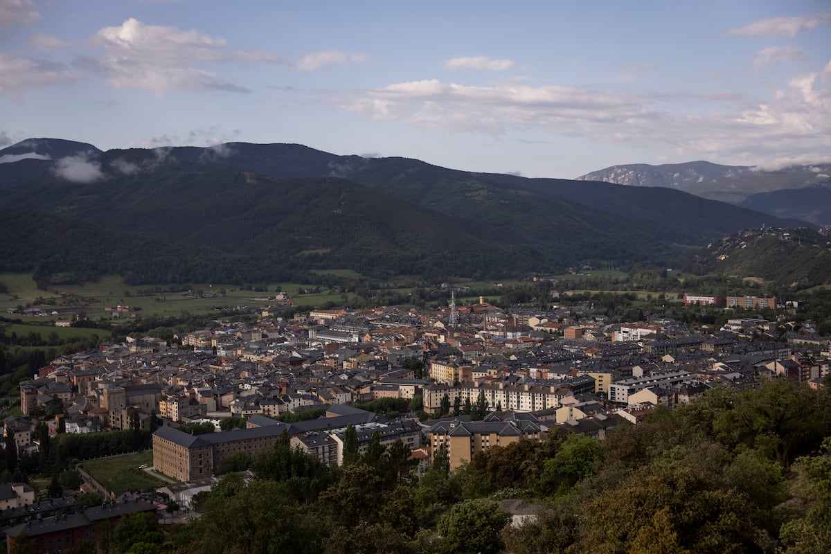 Rural Catalonia supports the unrest over the housing crisis in Barcelona: “Do we want empty towns or living towns?” | News from Catalonia