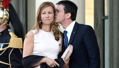 El político francés Manuel Valls y su mujer, Anne Gravoin, en junio de 2015.