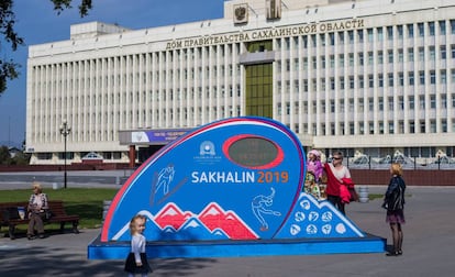 Una niña juega en una plaza de Iuzhno-Sajalinsk, en septiembre de 2018.