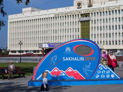 Una niña juega en una plaza de Iuzhno-Sajalinsk, en septiembre de 2018.