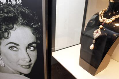 La perla <i>Peregrina,</i> que los herederos de Liz Taylor sacan a subasta, fotografiada ayer en la