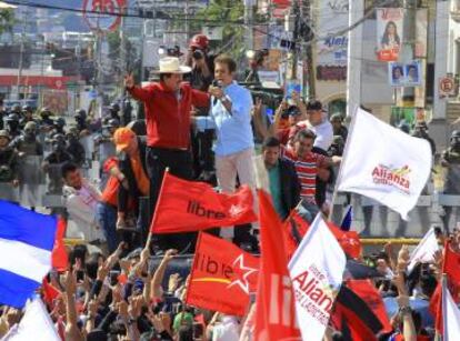 Nasralla y Zelaya durante la protesta de este domingo en Honduras