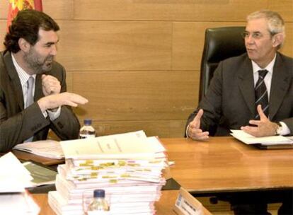 Anxo Quintana y Emilio Pérez Touriño conversan, ayer, al inicio de la reunión del Consello.