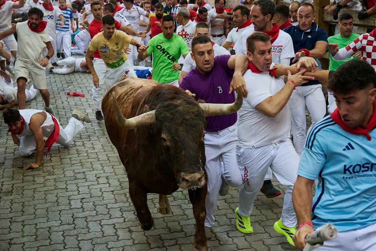 Tercer encierro de San Fermín 2026, en directo | Los toros de Victoriano del Río protagonizan el tercer encierro de San Fermín