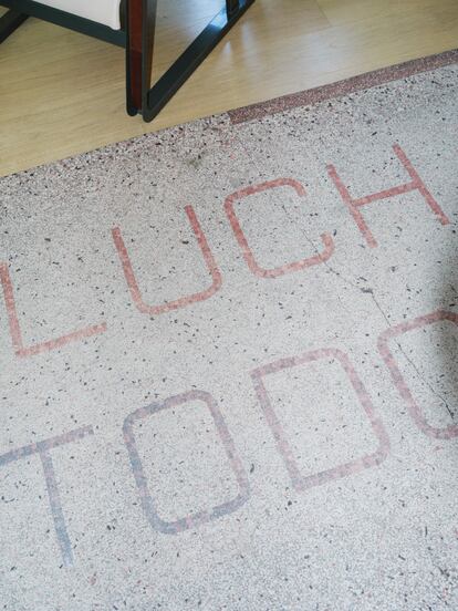 'La lucha', una alfombra-trampantojo de falso terrazo, obra de Garaicoa.