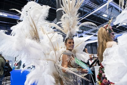 Los asistentes a la feria durante el fin de semana no necesitan presentar pruebas PCR ni antígenos (requisito imprescindible durante las jornadas profesionales, de miércoles a viernes). Eso sí, el aforo estará limitado al 50% y los visitantes deberán seguir medidas de seguridad como mantener las distancias y el uso de mascarilla, sean o no tan glamurosas como las de Minerva Hernández (en la foto), Reina del Carnaval de Las Palmas de Gran Canaria en 2020.