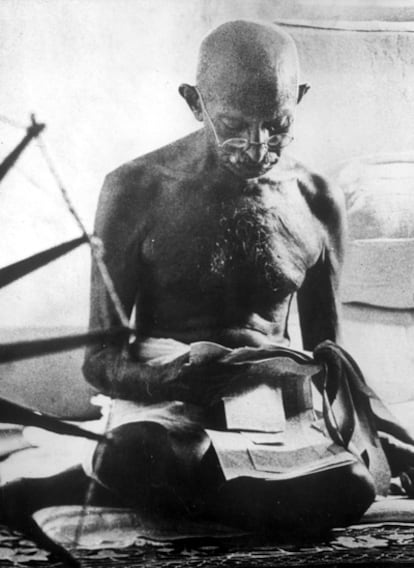 Mahatma Gandhi, leyendo.