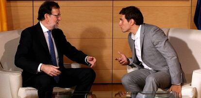 Rajoy y Rivera durante la negociación previa a la investidura