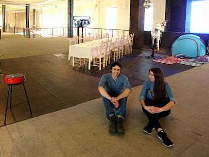Paula García-Masedo y Gonzalo Pardo, comisarios de la exhibición, en la sede del COAM.