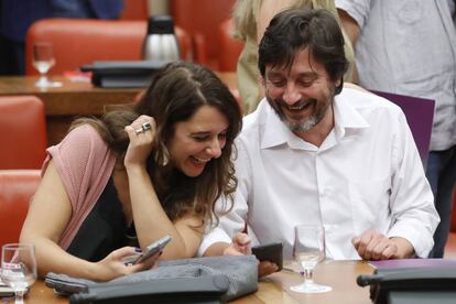 Noelia Vera y Rafael Mayoral, diputados de Podemos, en una sesión de la Diputación Permanente del Congreso.