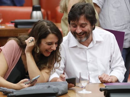 Noelia Vera y Rafael Mayoral, diputados de Podemos, en una sesión de la Diputación Permanente del Congreso.