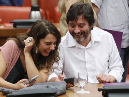 Noelia Vera y Rafael Mayoral, diputados de Podemos, en una sesión de la Diputación Permanente del Congreso.