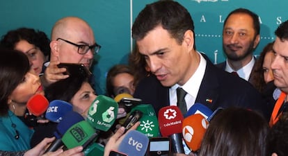 El l&iacute;der del PSOE, Pedro S&aacute;nchez, atiende a los medios de comunicaci&oacute;n.