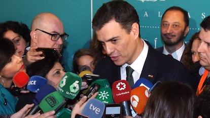 El l&iacute;der del PSOE, Pedro S&aacute;nchez, atiende a los medios de comunicaci&oacute;n.