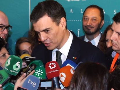 El l&iacute;der del PSOE, Pedro S&aacute;nchez, atiende a los medios de comunicaci&oacute;n.