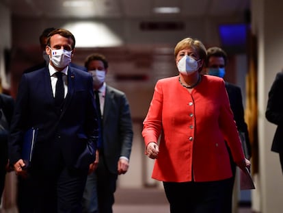 El presidente francés, Emmanuel Macron, y la canciller alemana, Angela Merkel, en Bruselas el 21 de julio de 2020, tras finalizar la cumbre del Consejo Europeo que aprobó el fondo de recuperación de la pandemia.