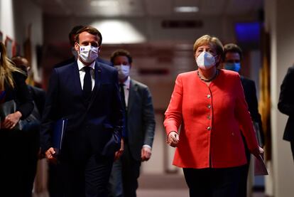 El presidente francés, Emmanuel Macron, y la canciller alemana, Angela Merkel, en Bruselas el 21 de julio de 2020, tras finalizar la cumbre del Consejo Europeo que aprobó el fondo de recuperación de la pandemia.