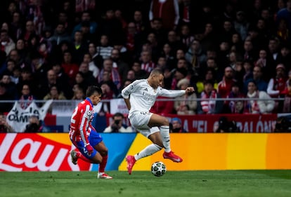 El delantero del Real Madríd, Kylian Mbappé, controla el esférico. 