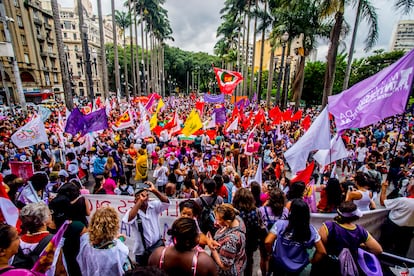 Vista general de la marcha por el Día Internacional de la Mujer en São Paulo (Brasil).