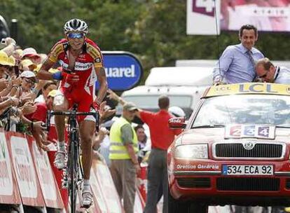 El colombiano Soler cruza la meta como ganador de la etapa, con el presidente francés, Nicolas Sarkozy, en el coche del director de carrera.