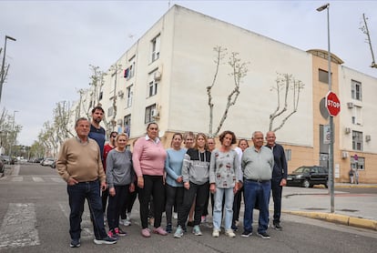 Vecinos de la barriada Estatuto de Autonomía de Écija (Sevilla), que reclaman una solución para sus pisos de alquiler asequible