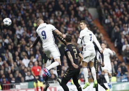 Benzema marca de cabeza el primer tanto del Real Madrid.