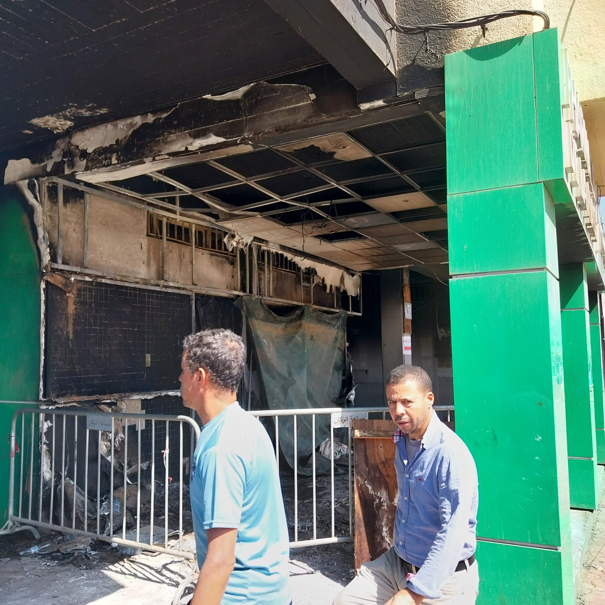 Farmacia incendiada durante los disturbios juveniles de la noche del miércoles al jueves del distrito de Sherezade, en el centro de Inezgán, ciudad del área metropolitana de Agadir, al sur de Marruecos.