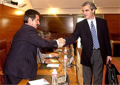 El presidente del PP cántabro, José Joaquín Martínez Sieso, a la derecha, saluda al líder del PRC, Miguel Ángel Revilla.