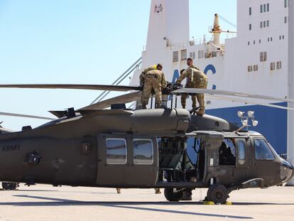 Soldados estadounidenses reparaban un helicóptero en el puerto de Alejandrópolis, en julio de 2020.