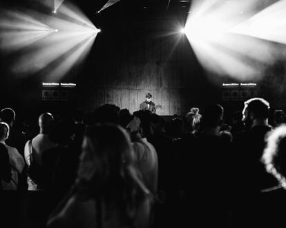 James Blake durante su 'dj set' en la Tate Modern de Londres, una colaboración con Bowers & Wilkins, en septiembre de 2023.