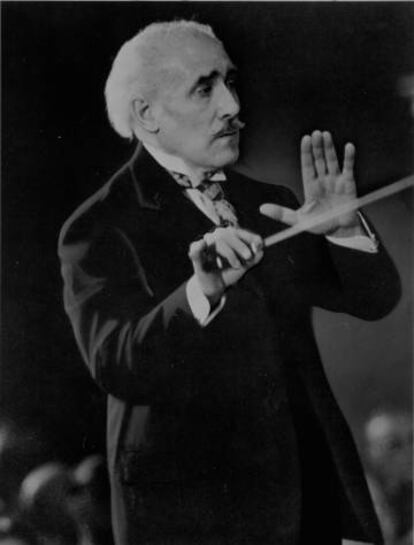 Arturo Toscanini, dirigiendo una orquesta.