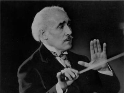 Arturo Toscanini, dirigiendo una orquesta.