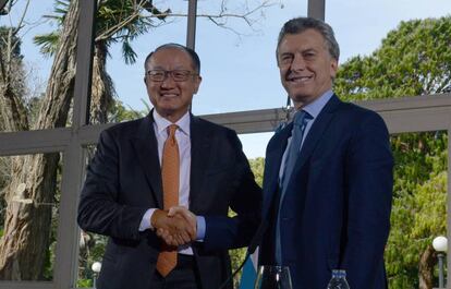 El presidente del Banco Mundial, Jim Yong Kim, y el presidente argentino Mauricio Macri se saludan en la residencia de Olivos.