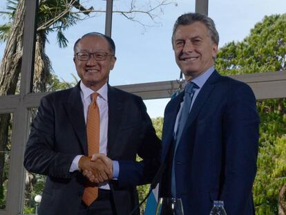 El presidente del Banco Mundial, Jim Yong Kim, y el presidente argentino Mauricio Macri se saludan en la residencia de Olivos.
