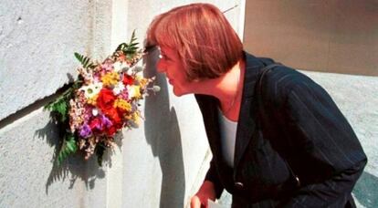 Angela Merkel, en el memorial del muro de Berlín