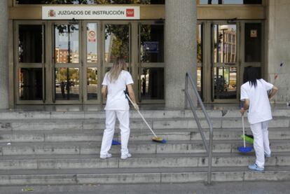 Dos trabajadoras de Esabe limpian las escaleras de los juzgados de plaza de Castilla.